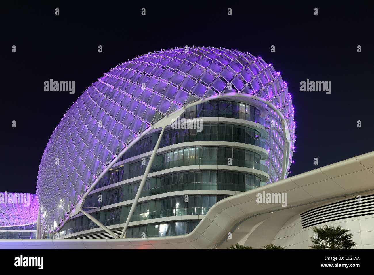 Yas Marina Hotel beleuchtet in der Nacht, Abu Dhabi Vereinigte Arabische Emirate Stockfoto