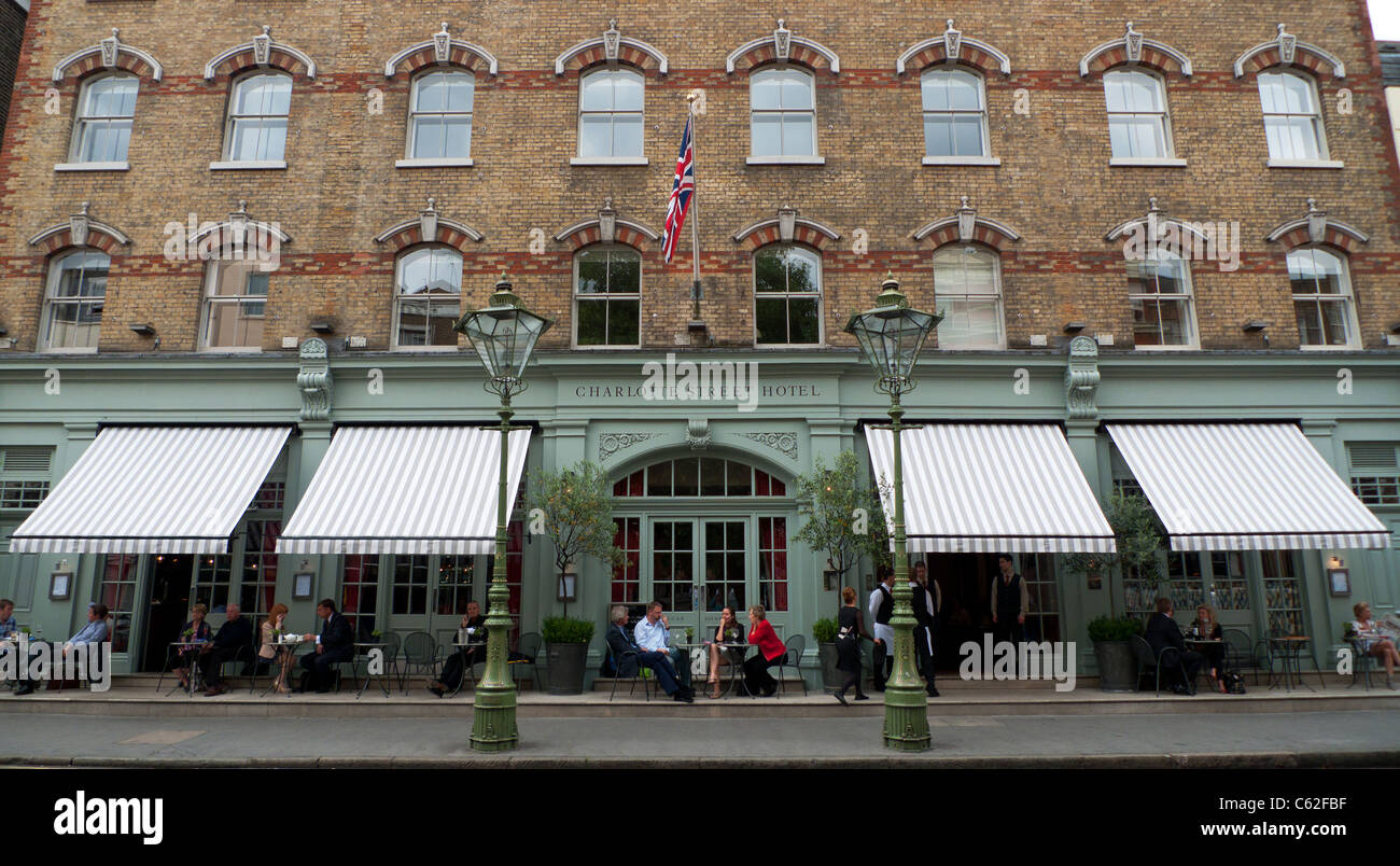 Die Menschen essen außerhalb im Charlotte Street Hotel in Charlotte Street Westminster London W1 England UK KATHY DEWITT Stockfoto