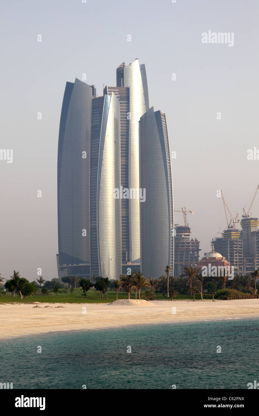 Futuristische Wolkenkratzer in Abu Dhabi, Vereinigte Arabische Emirate Stockfoto