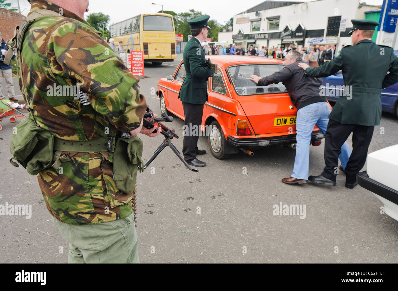 In RUC und Armee Uniformen gekleidete Männer nachspielen Stop and Search in Nordirland in den 1980er Jahren Stockfoto