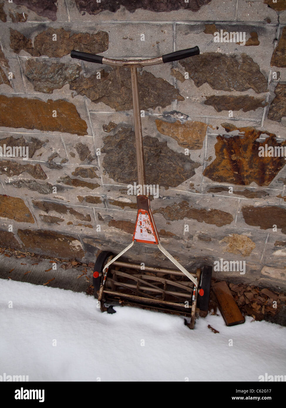 Alten Rasenmäher zog sich für den winter Stockfoto