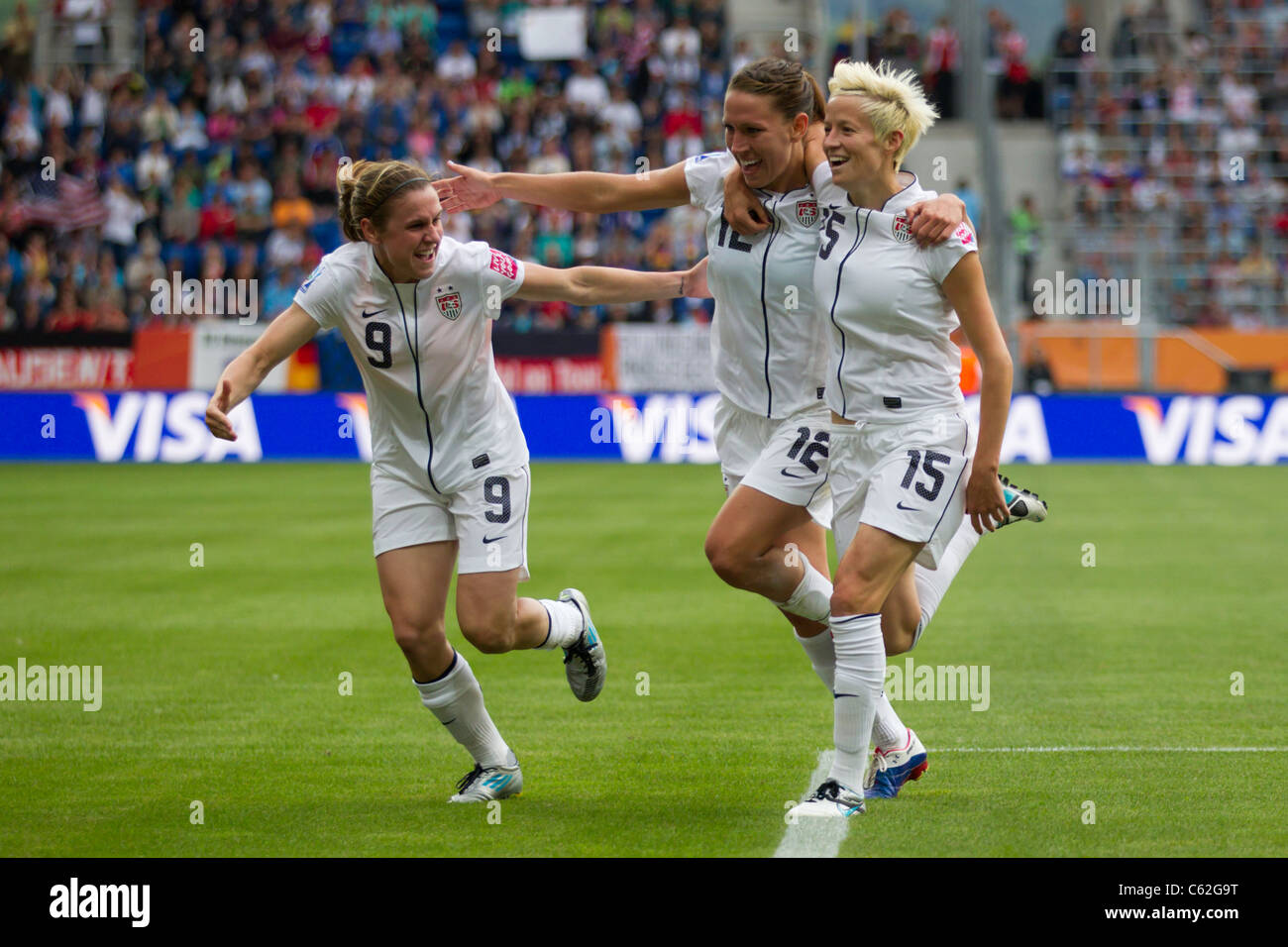 Spieler aus den USA Heather O'Reilly (9), Lauren Cheney (12) und Megan Rapinoe (15) feiern nach Rapinoes Tor - WM 2011. Stockfoto