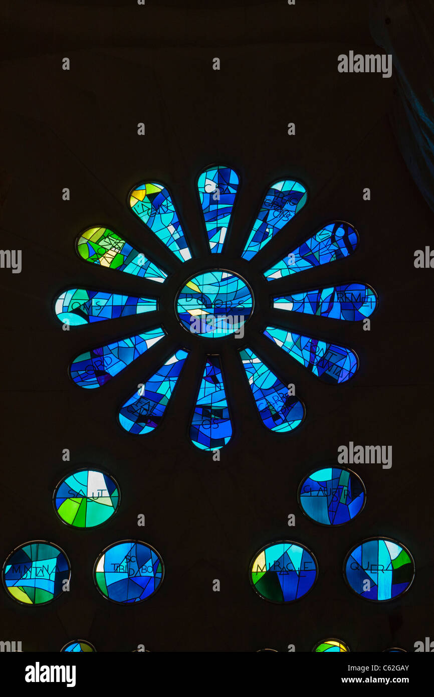 Glasmalerei bei La Sagrada Familia, Gaudi Kirchenarchitektur, Barcelona-Catalunya. Spanien-Europa Stockfoto