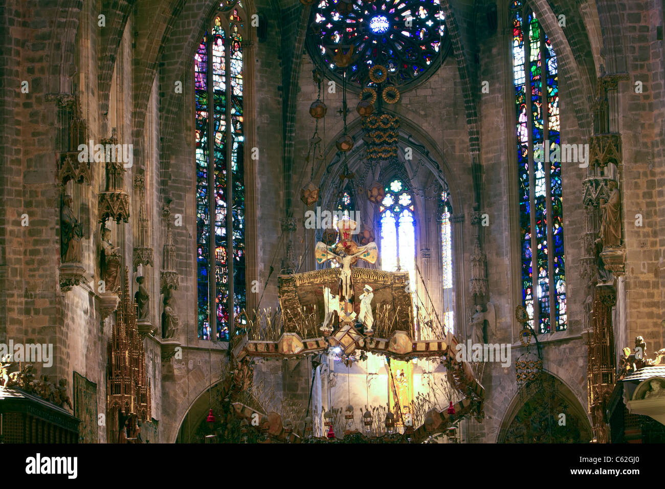 Basilika Kathedrale Palma Mallorca im Inneren der Kapelle, historische Decke, Bögen und Säulen. Gefärbten Rosette. Über dem Altar. Stockfoto