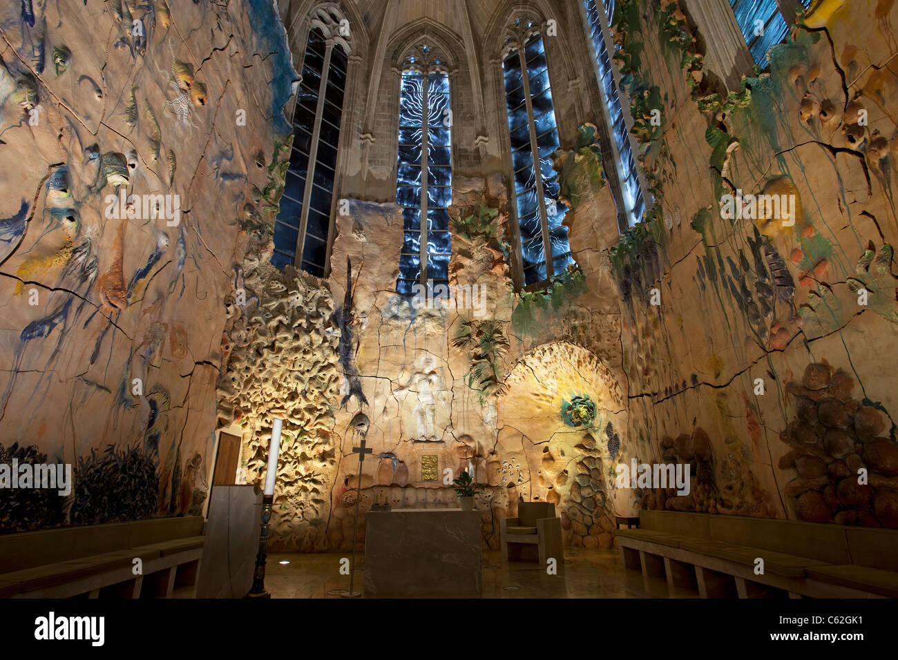 Basilika-Kathedrale Palma Mallorca-Kapelle der Brote und Fische. Doppelzweier, Obst, Fisch und Meerestieren. Farbige Glasfenster. Stockfoto