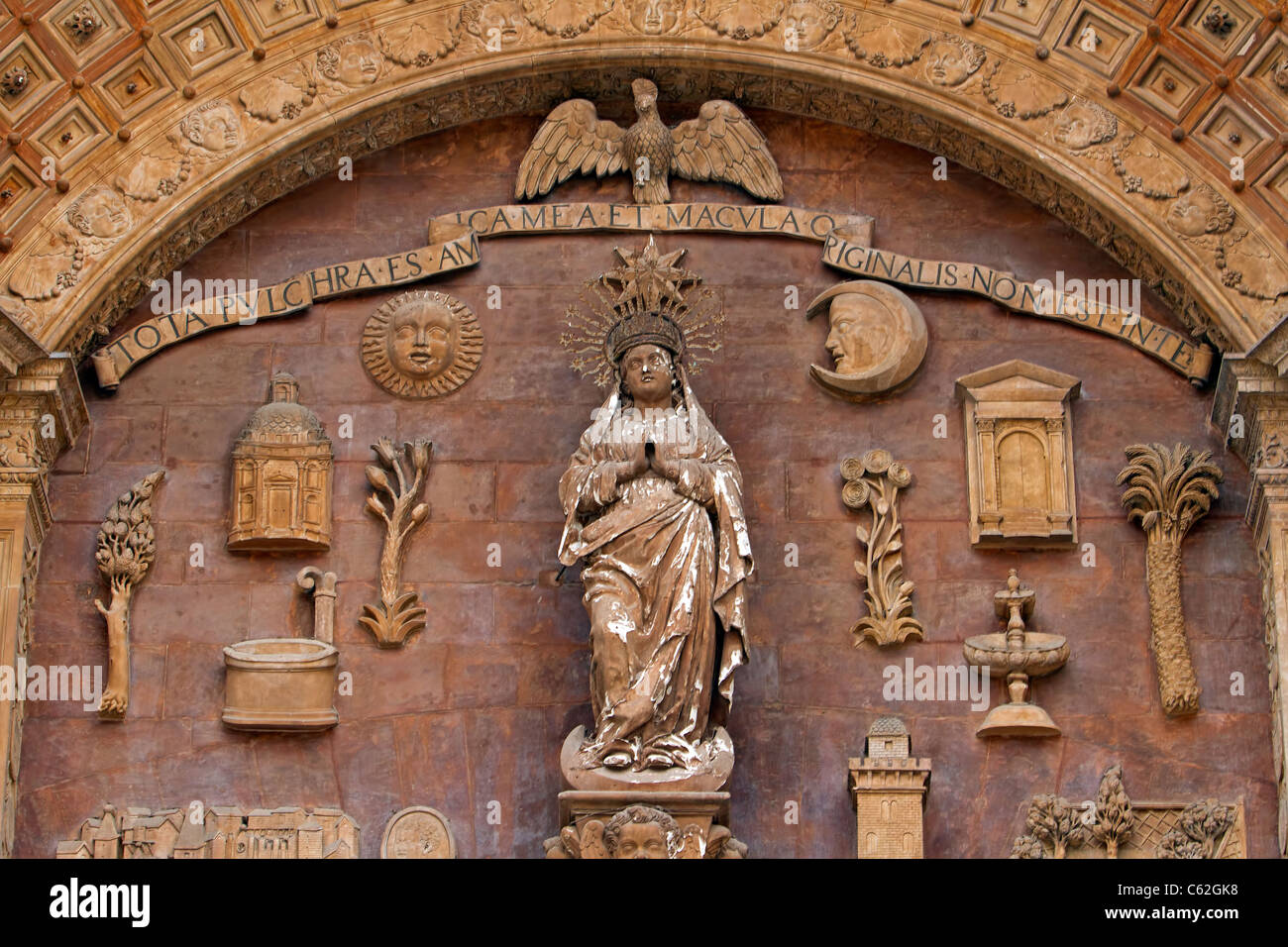 Basilika Kathedrale Palma Mallorca Spain.Carving, Fassade und Statuen über Eingangstür. Herrliche Anbetung Kirche. Stockfoto