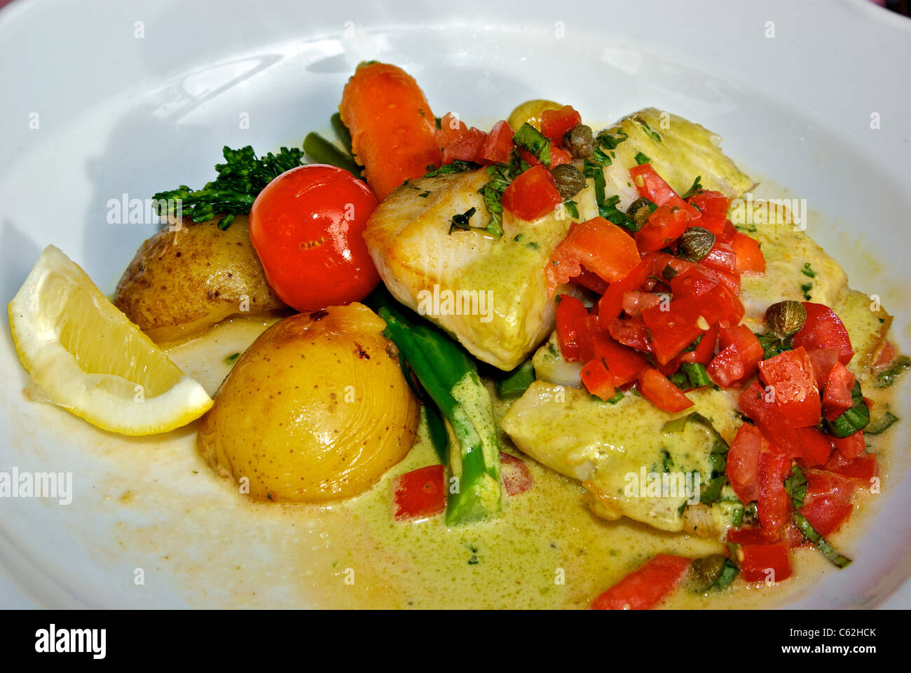 Pfanne angebraten Sablefish gewürfelte Tomaten Kapern Brokkoli Kartoffel Hauptgericht Stockfoto
