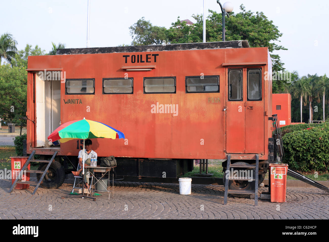 Öffentliche Toilette Wagen in der Nähe das Nationaldenkmal (Monas) am Merdeka Square. Jakarta, Java, Indonesien, Südostasien, Asien Stockfoto