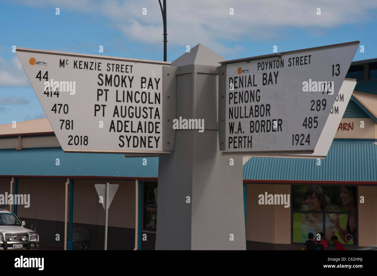 Straßenschild Ceduna South Australia zeigt Entfernungen von Eucla in Südaustralien auf halber Strecke zwischen Sydney und Perth Stockfoto