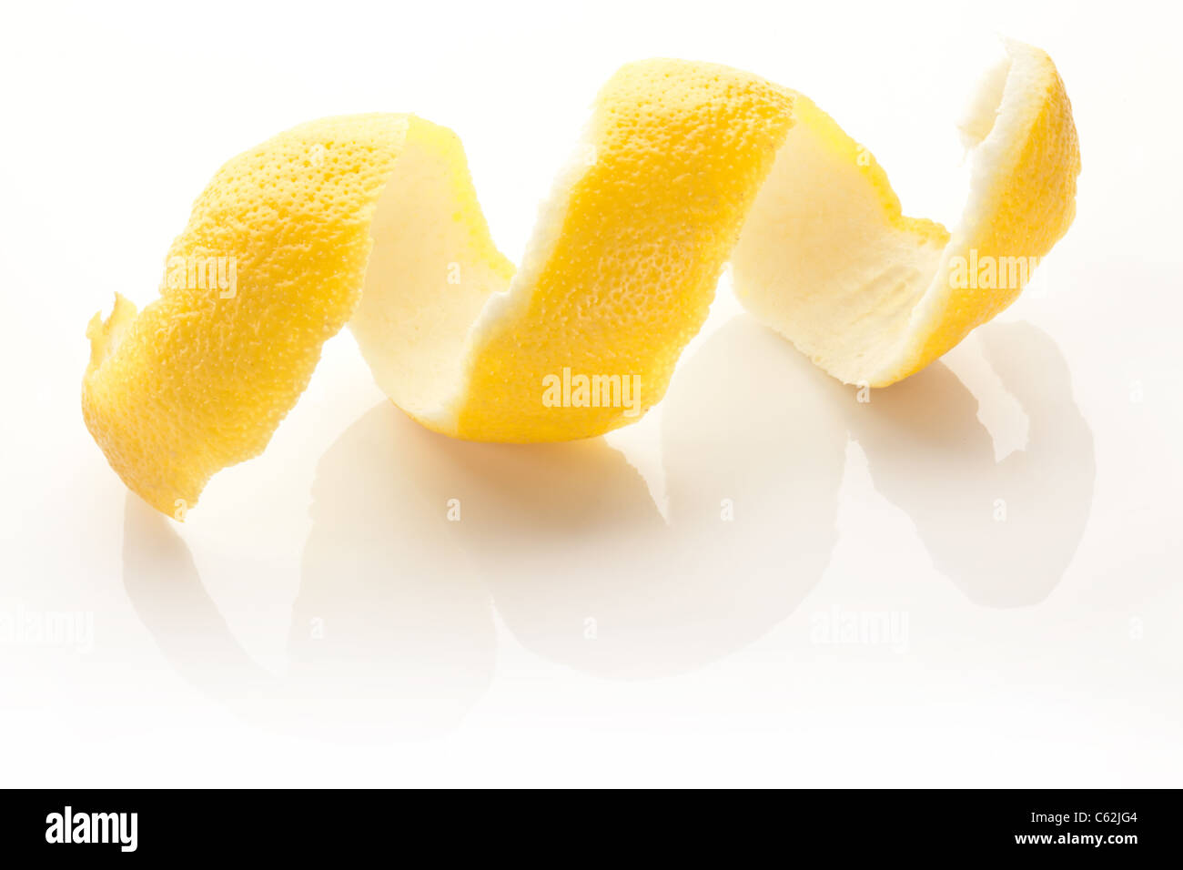 Wendung der Schalen von Zitrusfrüchten auf weißem Hintergrund. Stockfoto