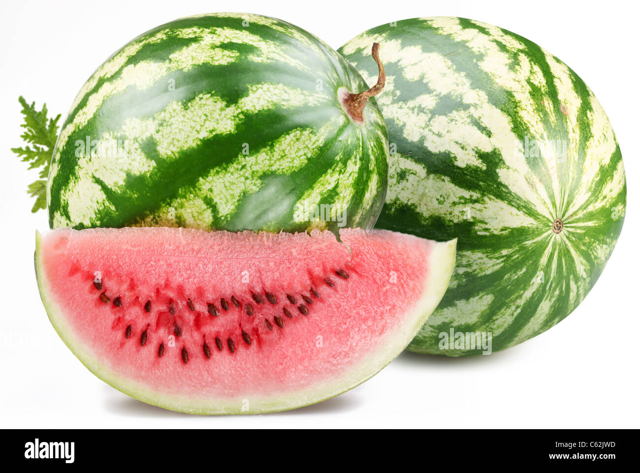 Wassermelone mit Scheibe isoliert auf weißem Hintergrund. Datei enthält einen Pfad zu schneiden. Stockfoto