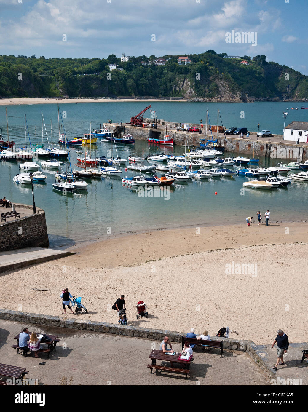 Tenby Hafen, Bootsliegeplätze, Jollen und Yachten, Kai, Pembrokeshire, South Wales, Großbritannien Stockfoto