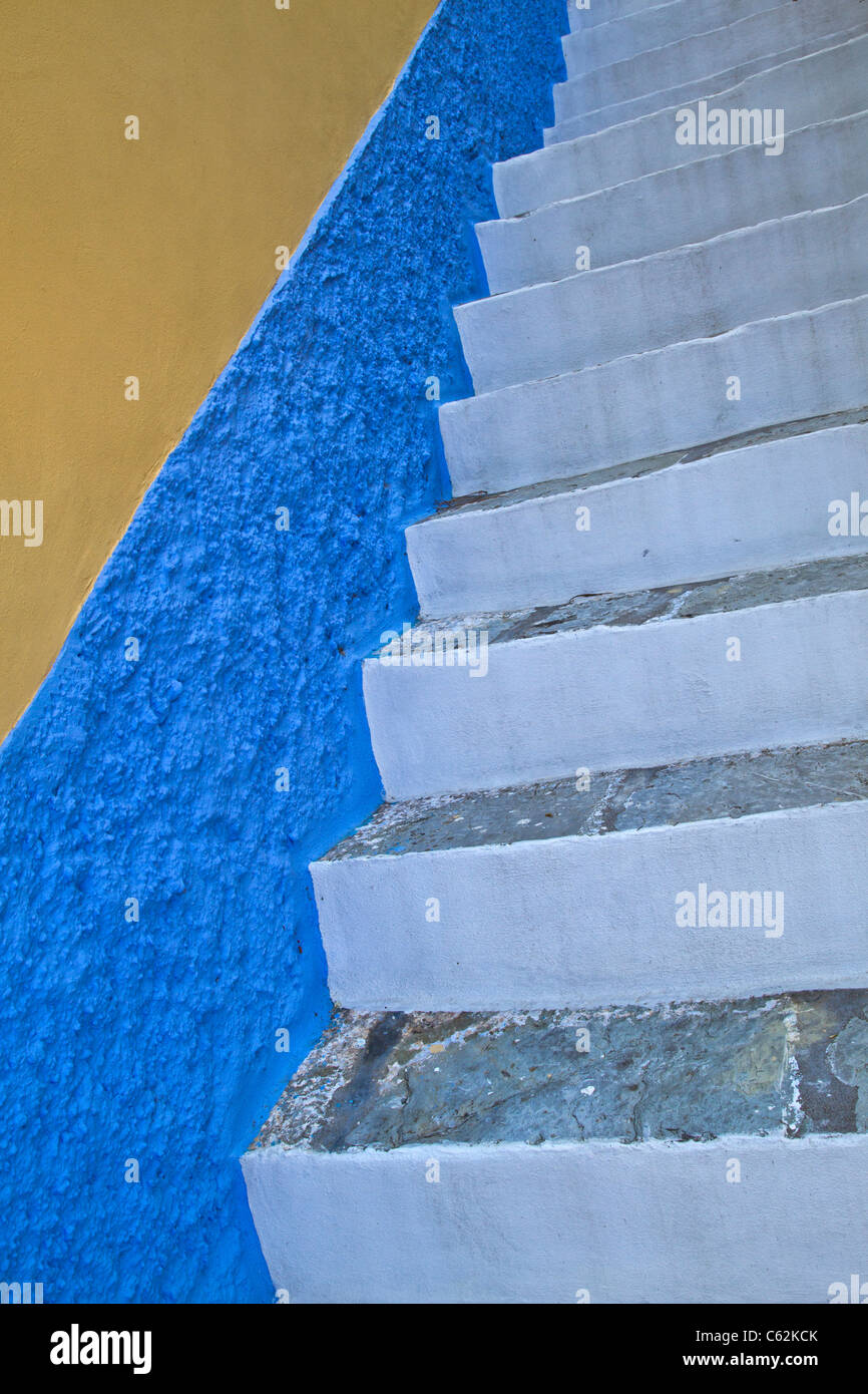 Weiße Treppe und blaue Wand in Lindos Rhodos Stockfoto