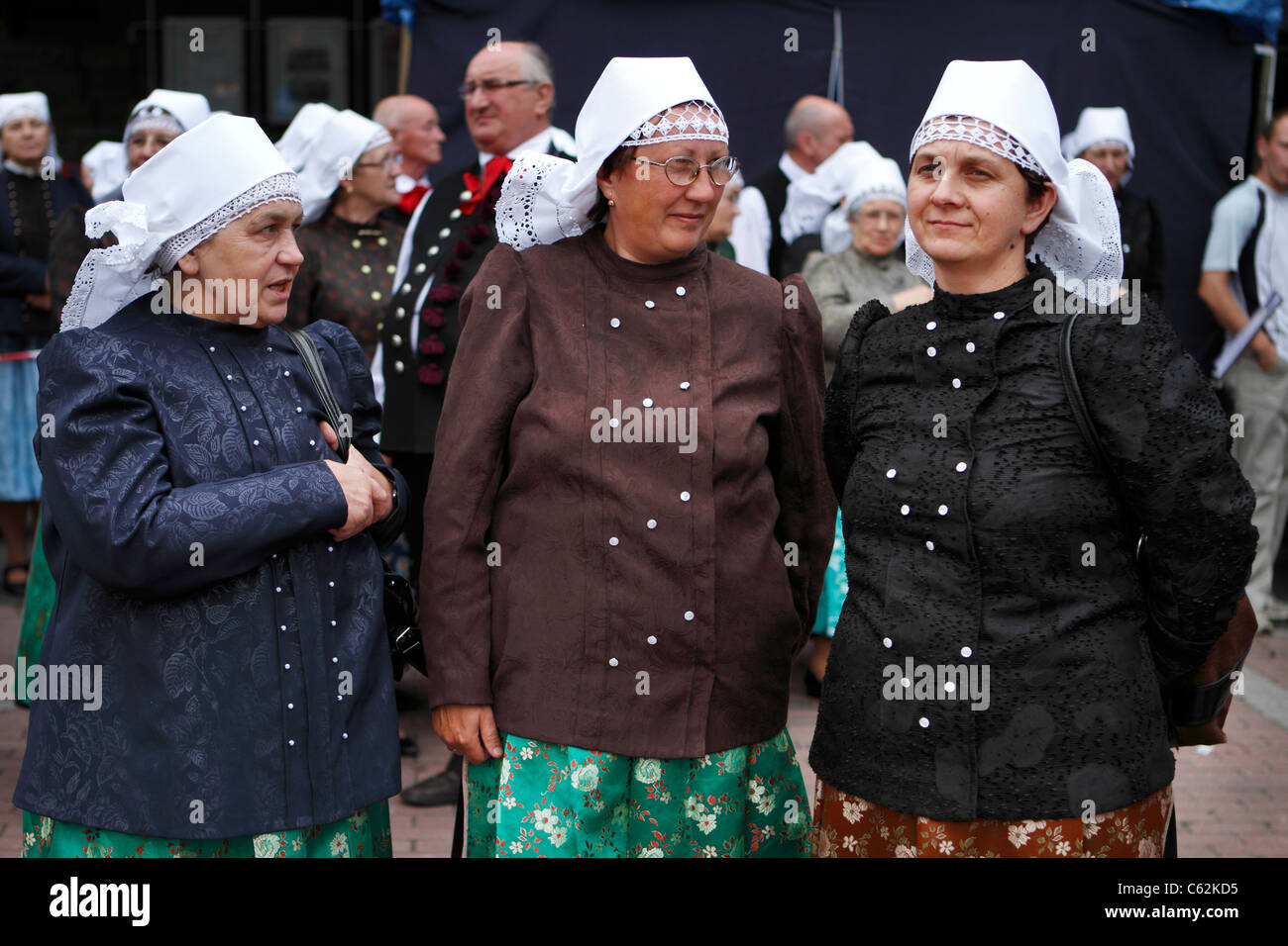 Hochrangige Mitglieder der Schlesischen Folklore-Gruppe während der Leistung in Tracht gekleidet. Kattowitz, Polen. Stockfoto