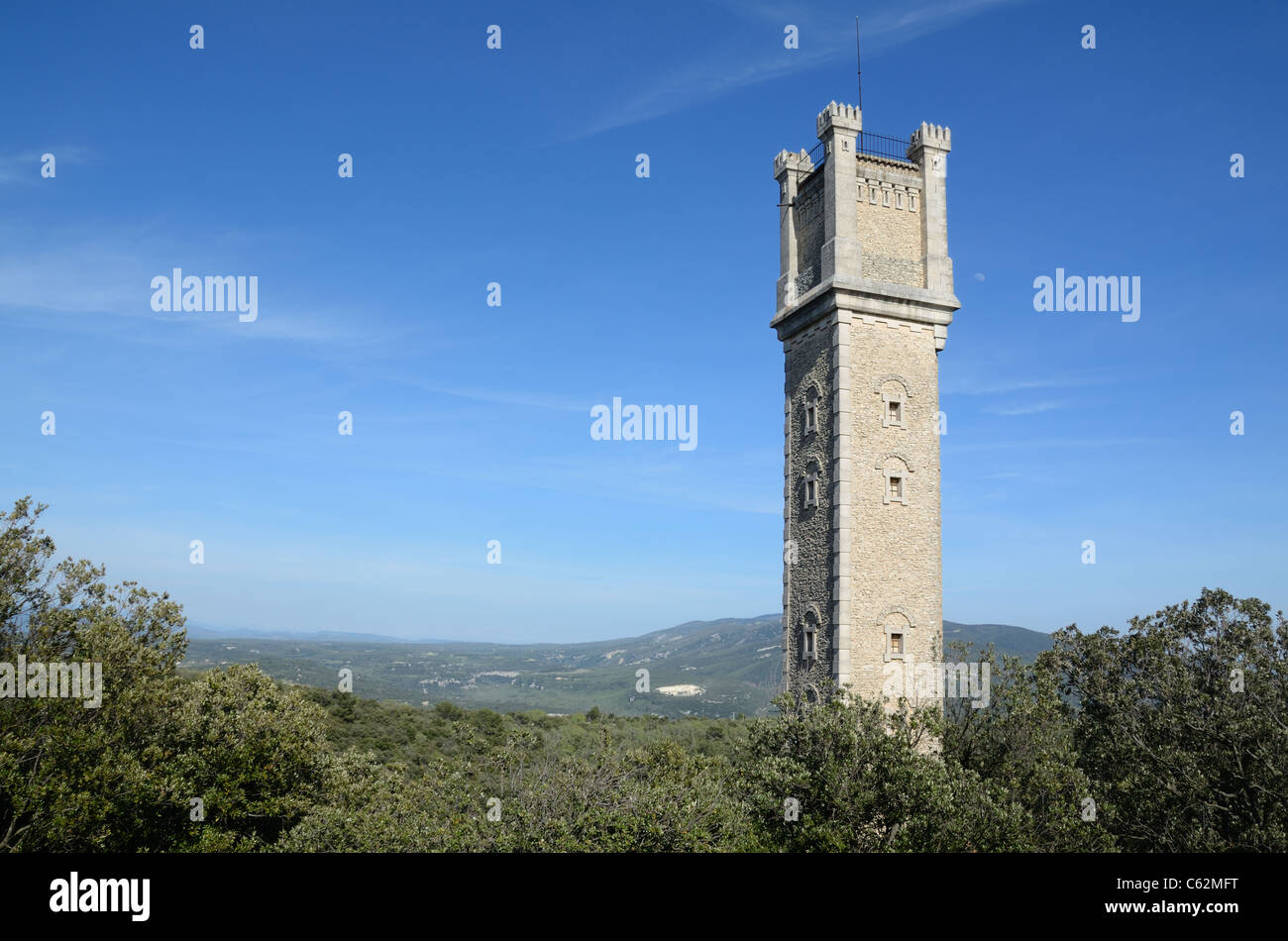 La Tour Philippe, ein c19th Tower Folly in der Nähe von Bonnieux, und Landschafts- oder Panoramablick über den Wald des Luberon, Provence, Frankreich Stockfoto