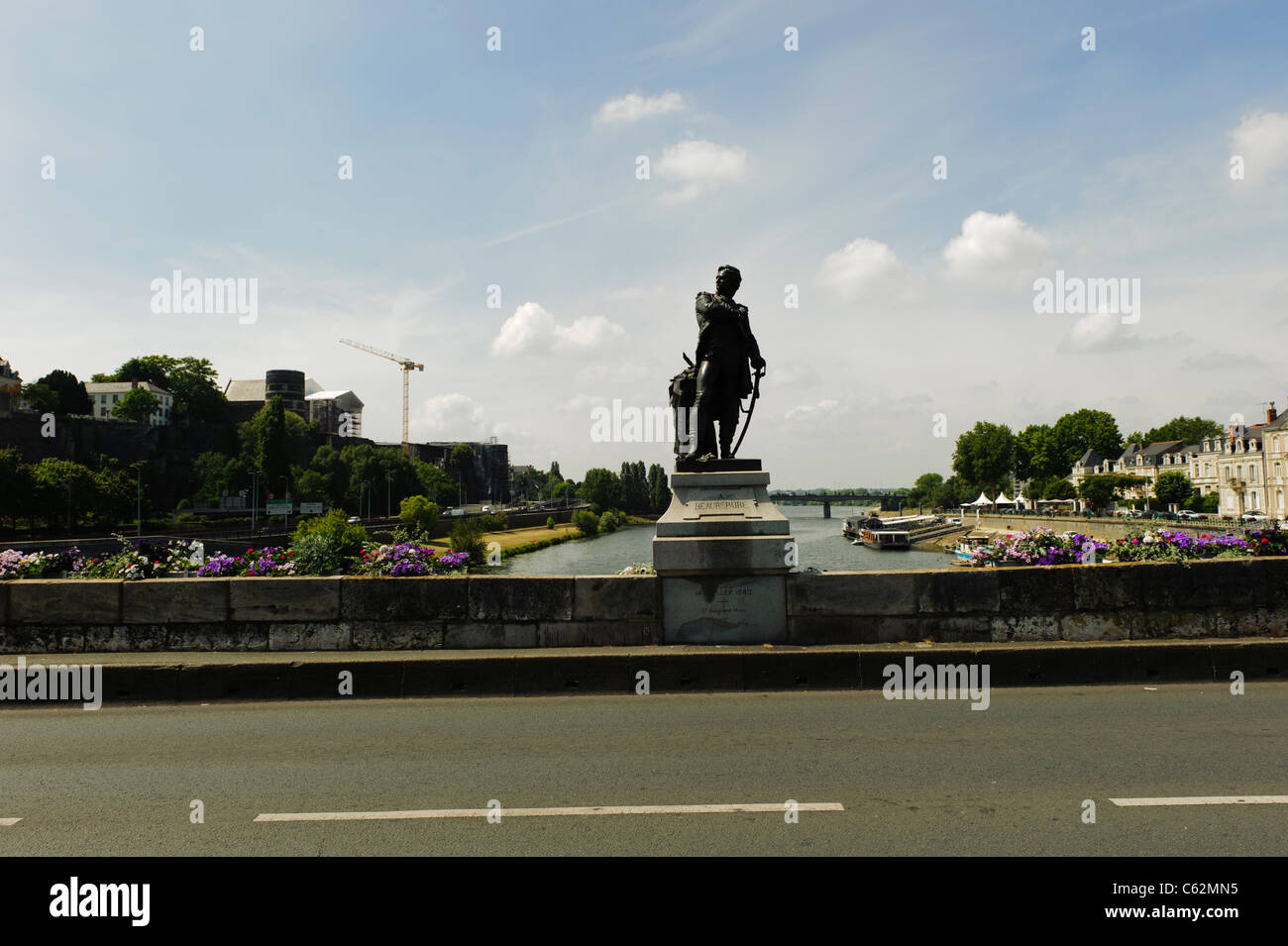 Angers Steinbrücke und Statue Stockfoto