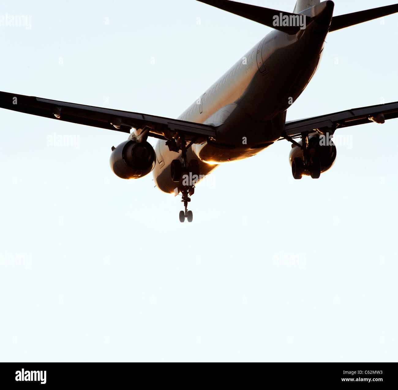 Flugzeug mit Strahltriebwerken vor der Landung Stockfoto