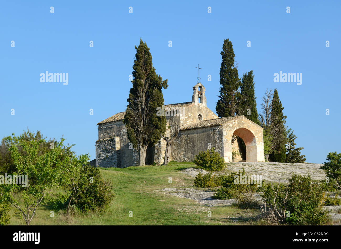 Das Wahrzeichen & ikonische historische Kapelle Saint Sixte (c12th), Eygalières, Alpilles, Provence, Frankreich Stockfoto