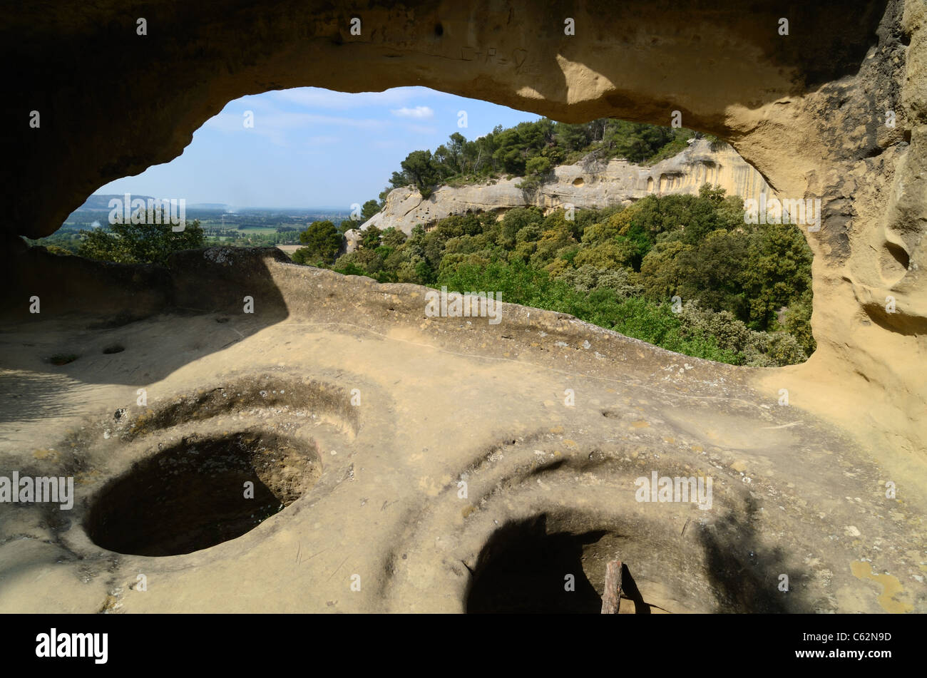Troglodytenhaus, Höhlenwohnungen & Felsgestein Silos oder Lagerkeller in den Grottes de Calès, Lamanon, Provence, Frankreich Stockfoto