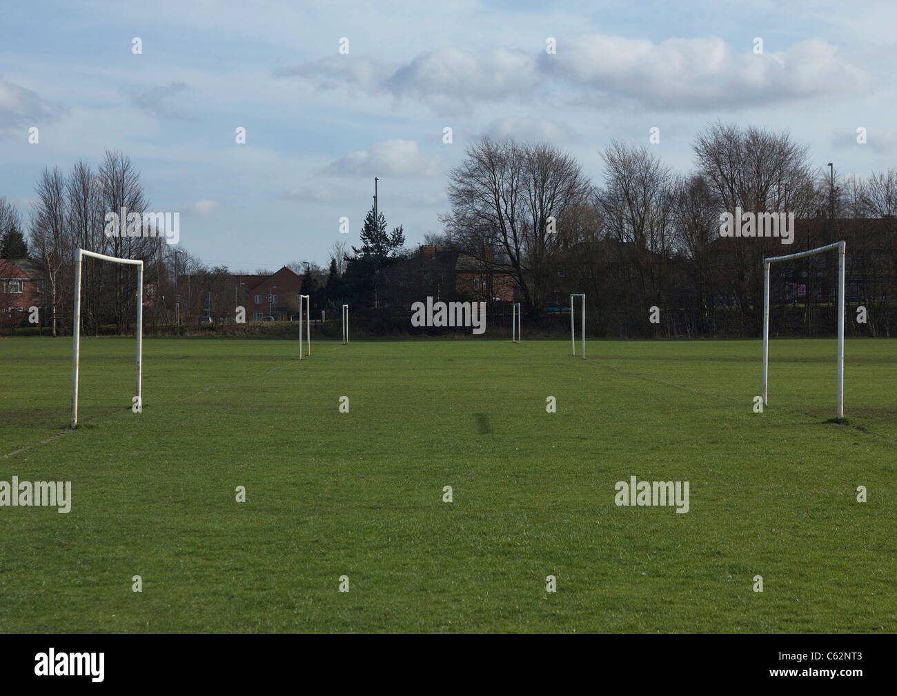 Torpfosten auf angrenzenden Fußballplätze Stockfoto