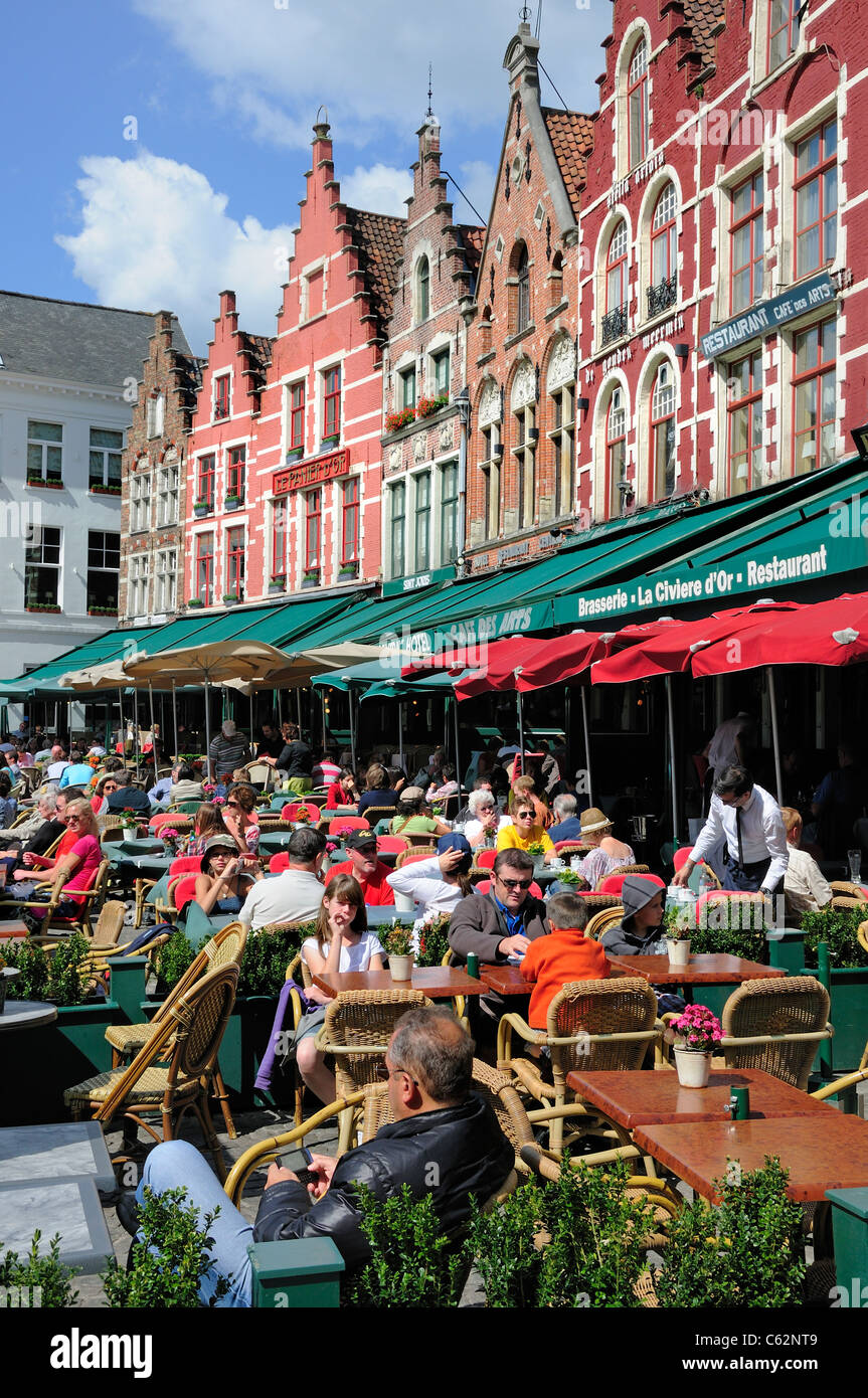 Brügge / Brugge, Flandern, Belgien. Cafe im Markt (Marktplatz) Stockfoto