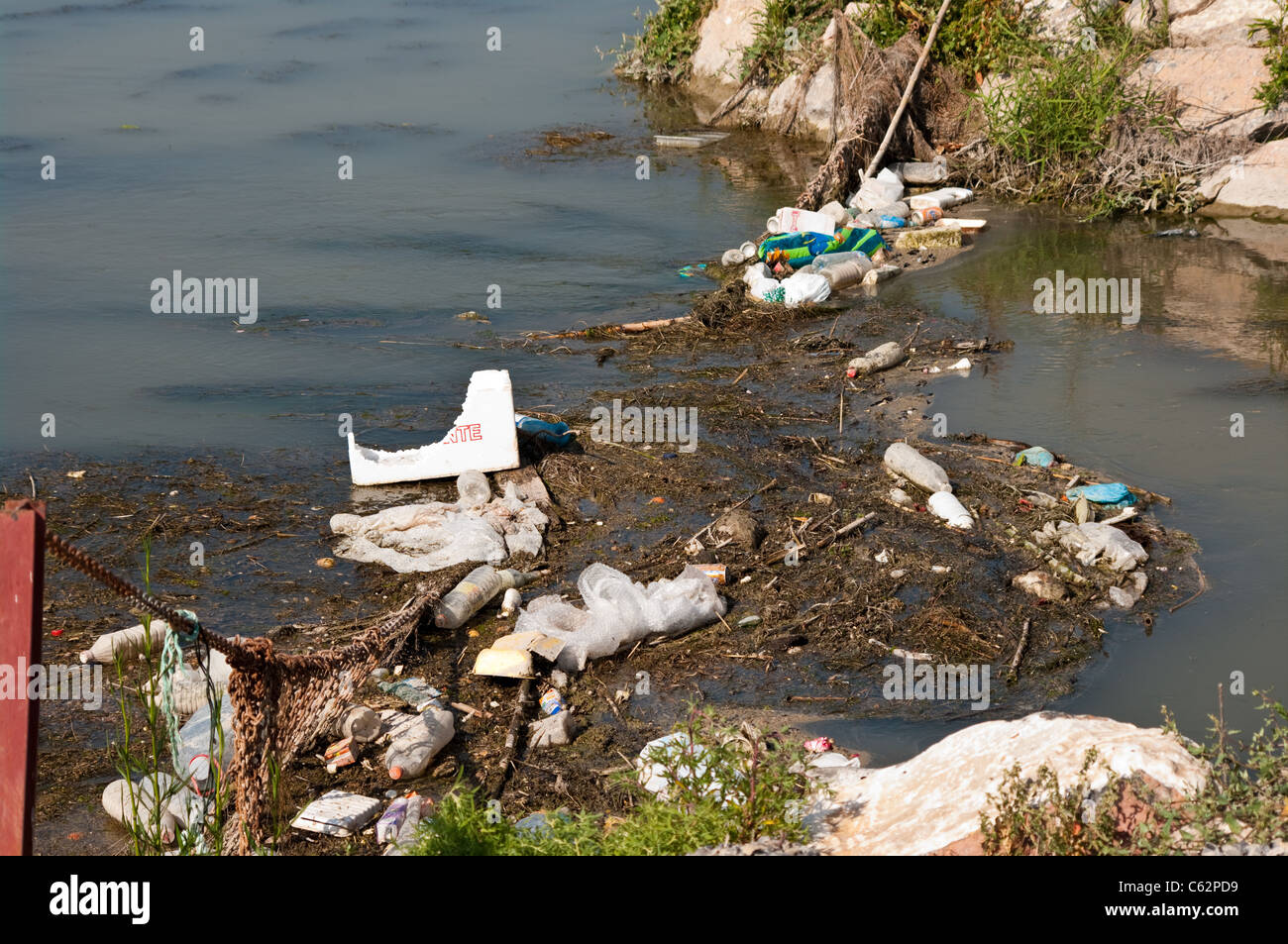 Verschmutzung von Flüssen verursacht durch menschliche Abfälle und Müll in einem spanischen Fluss verworfen Stockfoto