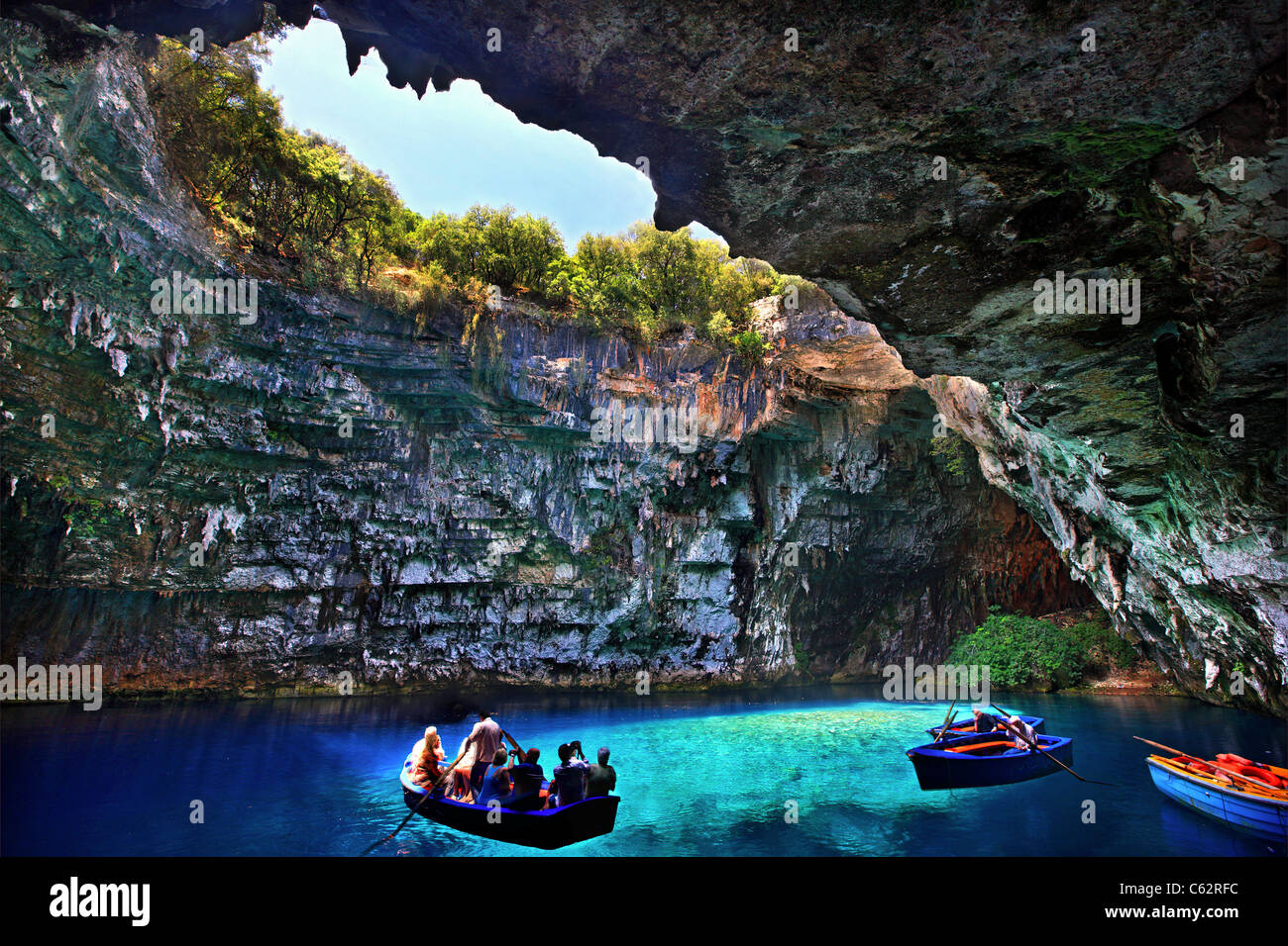 Bootsfahrt in "Höhle-See" von Melissani, auf der Insel Kefalonia, Ionische Meer, Griechenland Stockfoto