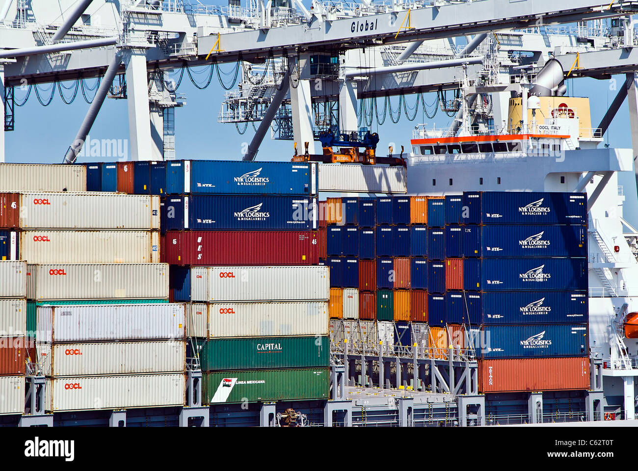 Frachtcontainer ausgeladen wird von einem Schiff, Beyonne, New Jersey, NJ, USA Stockfoto