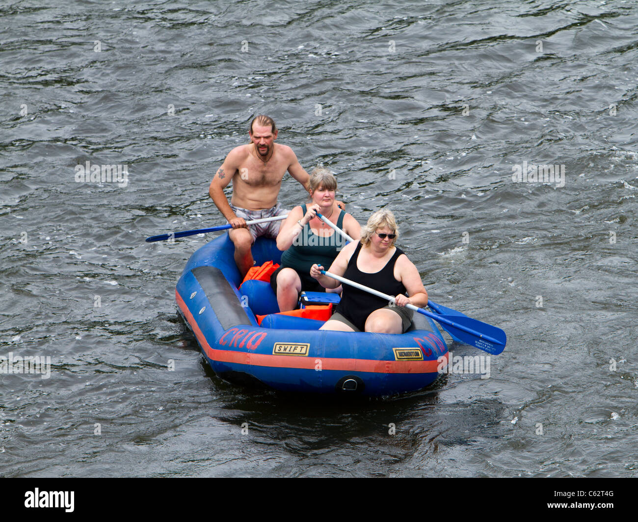 River rafting zwei übergewichtige Fette Frauen und eine dünne Mann im Fluss Schlauchboot. Stockfoto