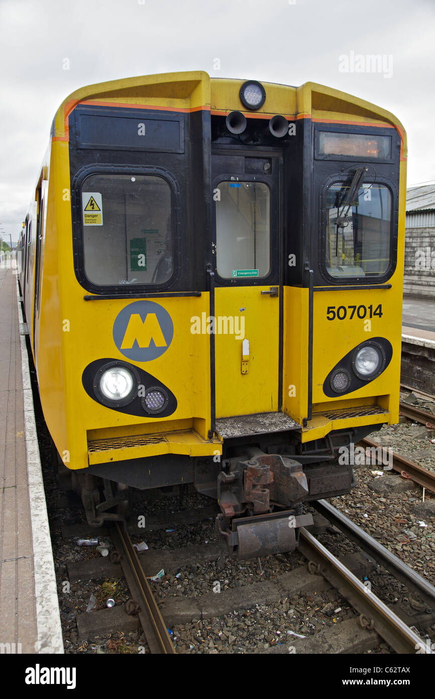 Mesreyrail Zug stehend auf Ellesmere Port-Station. Merseytravel Stockfoto