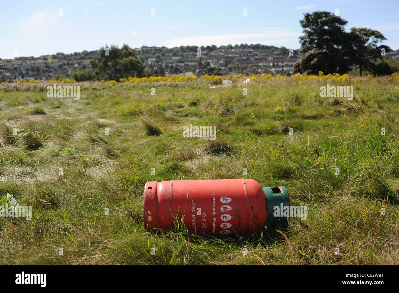 Müll, die angeblich von den Reisenden im Naturreservat Ladies Mile in Hollingbury Brighton UK links Stockfoto