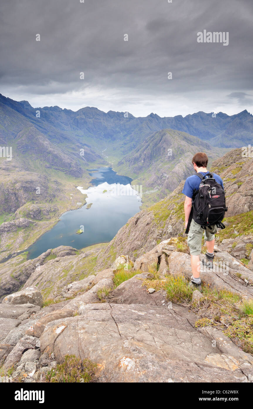 Genießen Sie den Blick in Richtung der Black Cuillin Ridge über Loch Coruisk vom Gipfel der Sgurr Na Walker Stri, Isle Of Skye Stockfoto