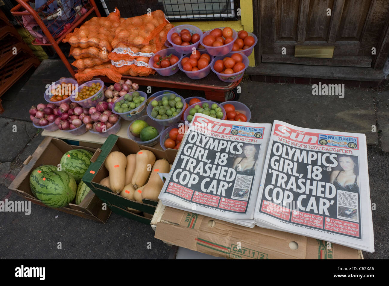 Plünderer und randalierende Schlagzeilen aus der Zeitung the Sun in Clarence Road, Hackney. Stockfoto