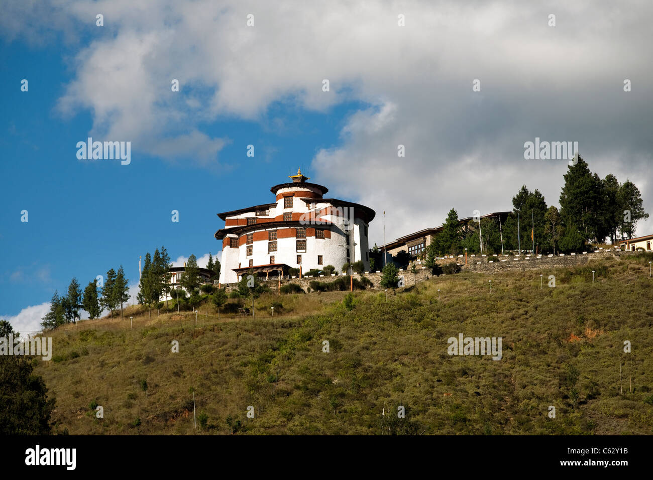 National Museum an der Spitze des Hügels über dem Paro Dzong. Bhutan. Stockfoto