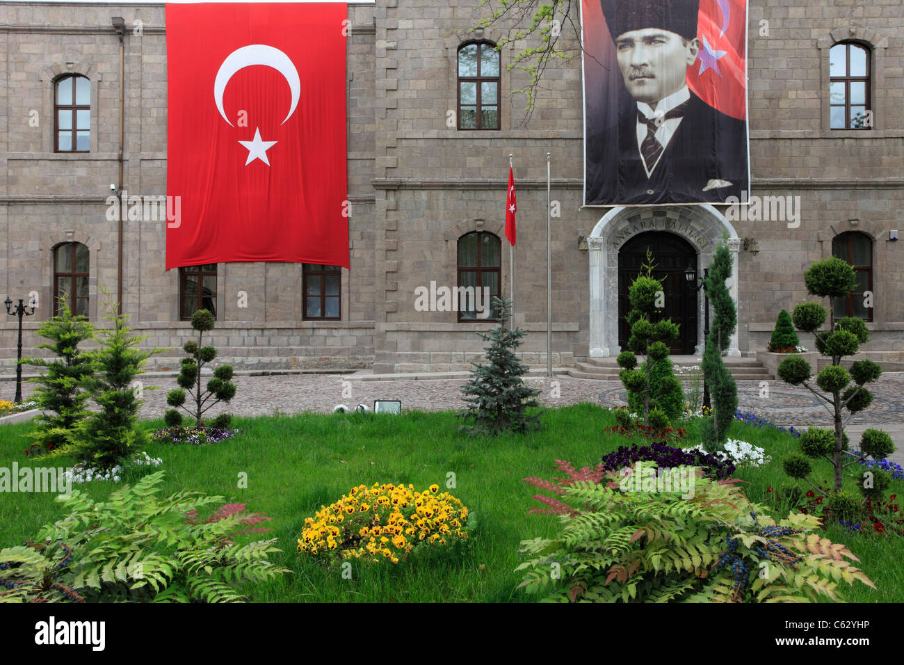 Türkei, Ankara, Gouvernement, türkische Flagge, Atatürk Image, Stockfoto