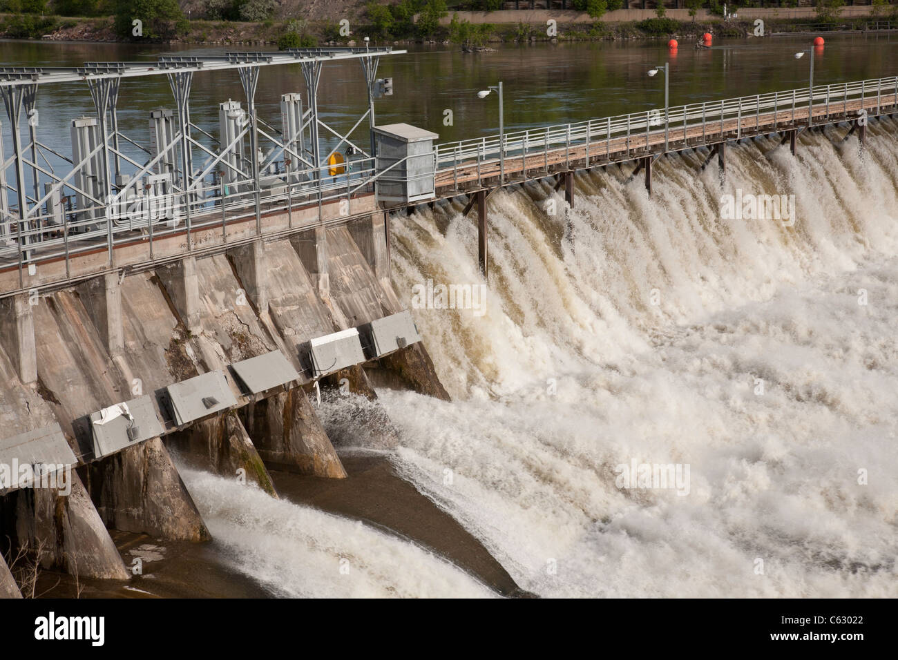 Schwarzer Adler fällt Dam, Missouri River, Great Falls, MT Stockfoto