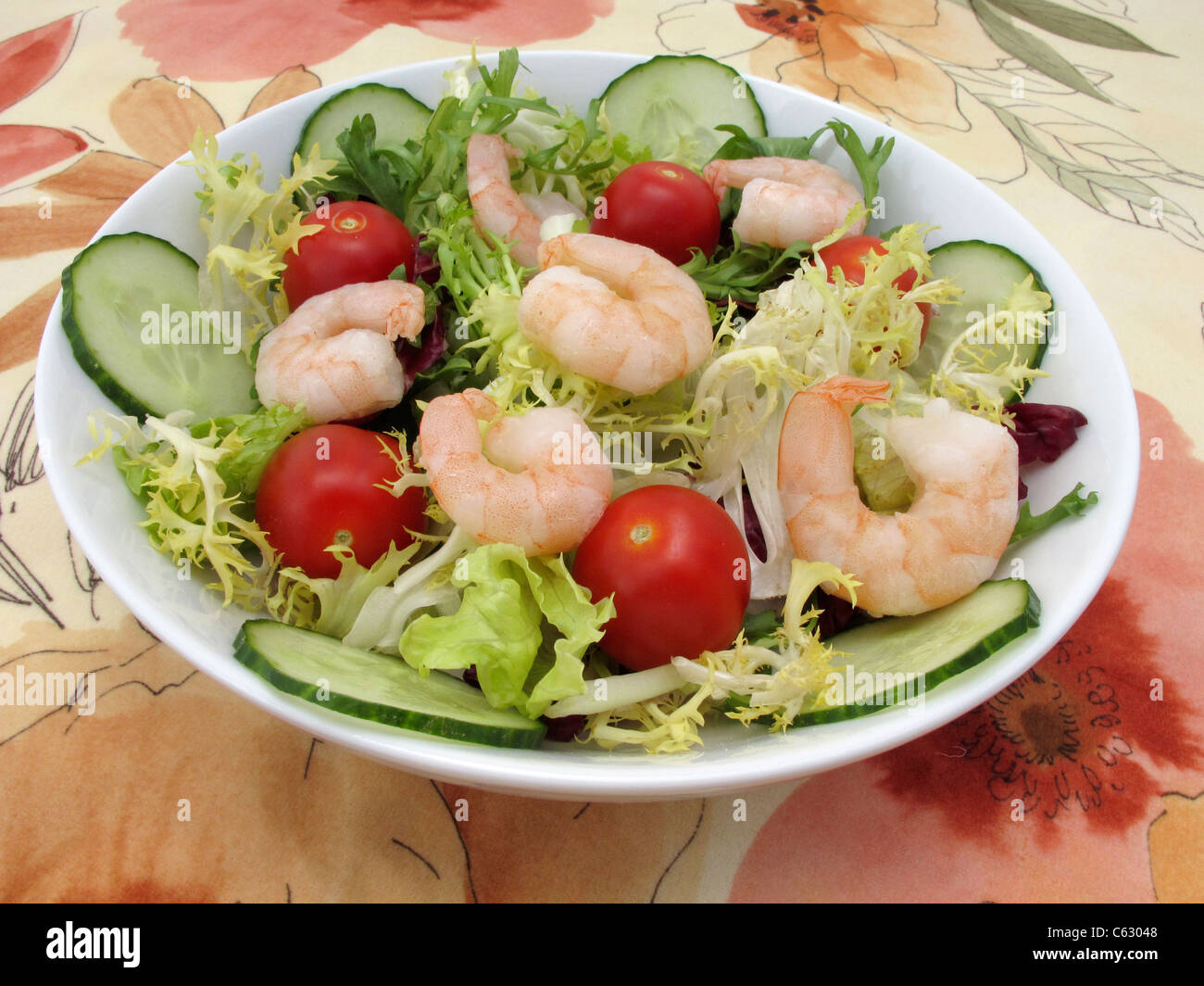 Garnelen-Salat in eine weiße Schale Stockfoto