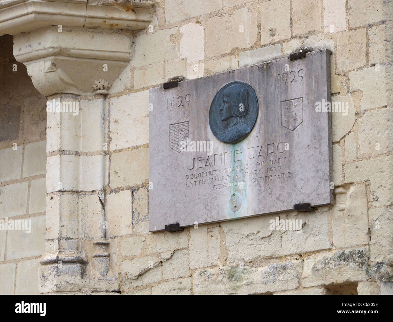 Plaque 1429-1929 Erinnerung an den Besuch von Jeanne d ' Arc zu König Charles VII in der Burg Chinon, Loiretal, Frankreich Stockfoto