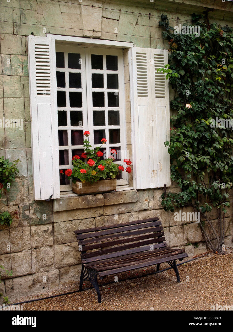 Holzbank vor französischen Traditionshaus in Ussé, Loiretal, Frankreich Stockfoto