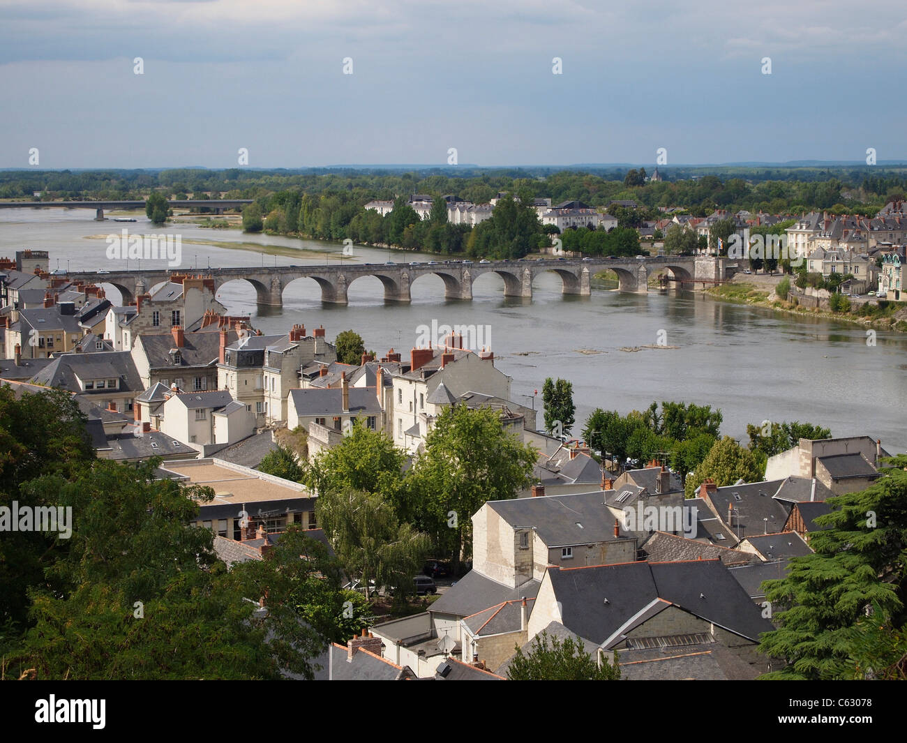 Blick auf die breiten Loire mit Brücke von Saumur, Loire-Tal, Frankreich Stockfoto