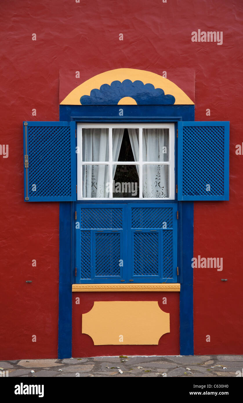 Typische bunt bemalten Haus, Fenster mit Rollläden, Mazo, La Palma, Kanarische Inseln, Spanien, Europa Stockfoto