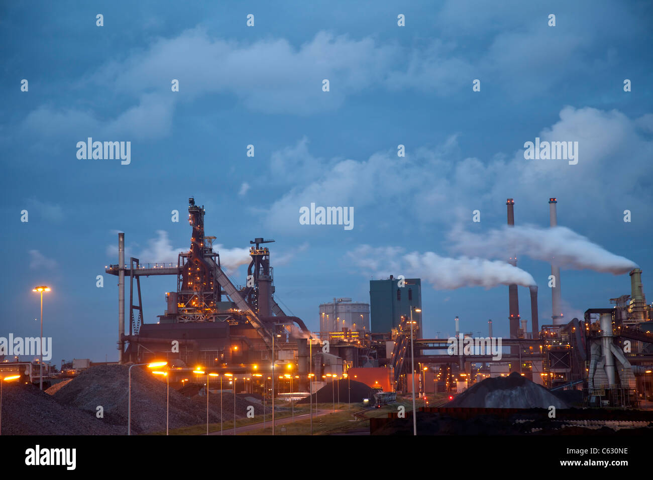 Schwere Eisen-und Stahlindustrie im Stahlwerk in der Nacht Stockfoto