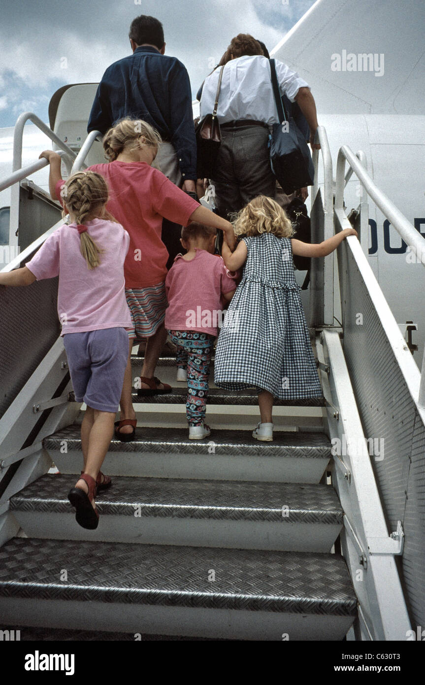 die Rückansicht eine Familie aufsteigend die Treppe zu einer Ebene Stockfoto