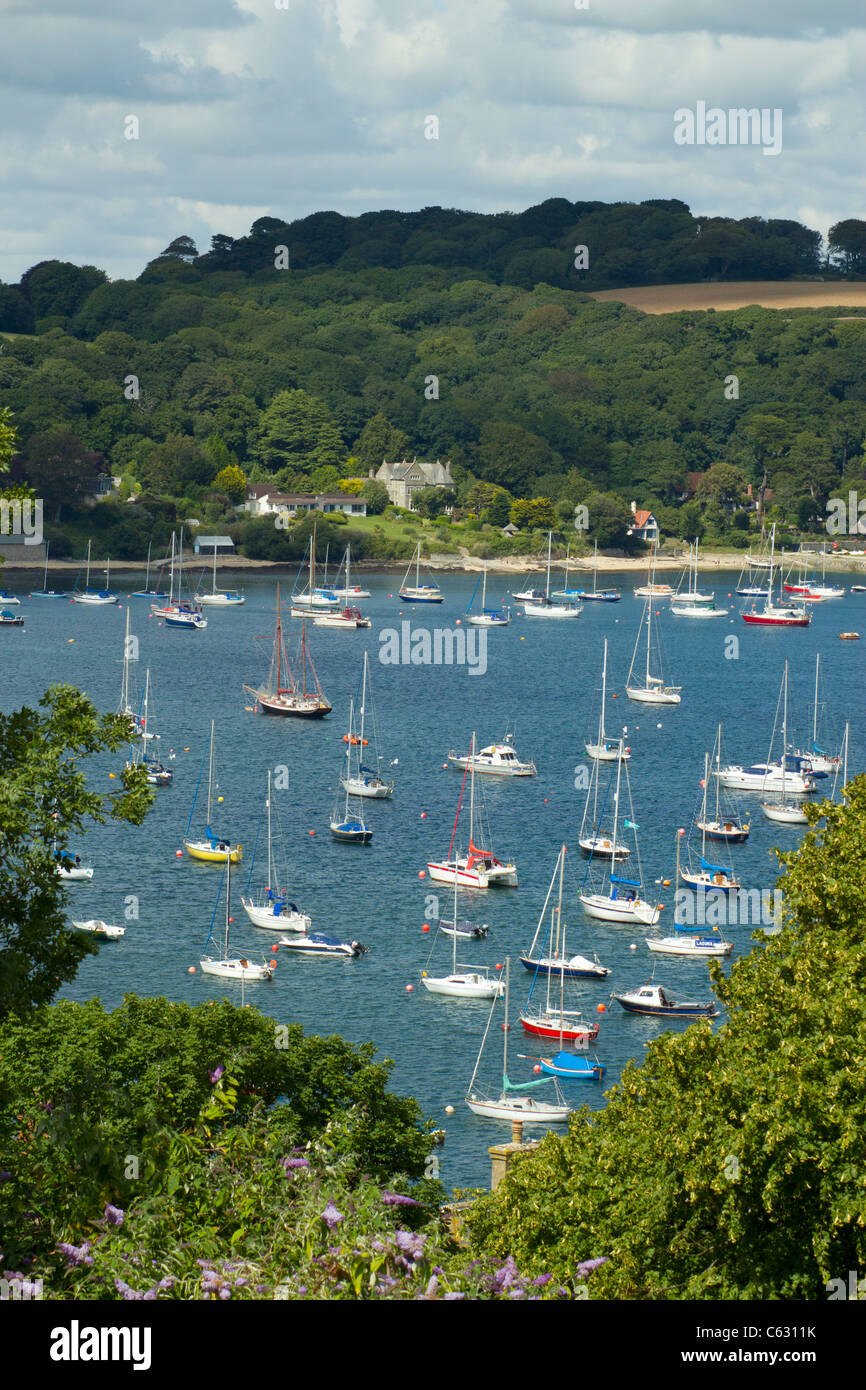 Blick durch die Bäume am Boote auf dem Fluss Fal, Falmouth Cornwall UK. Stockfoto