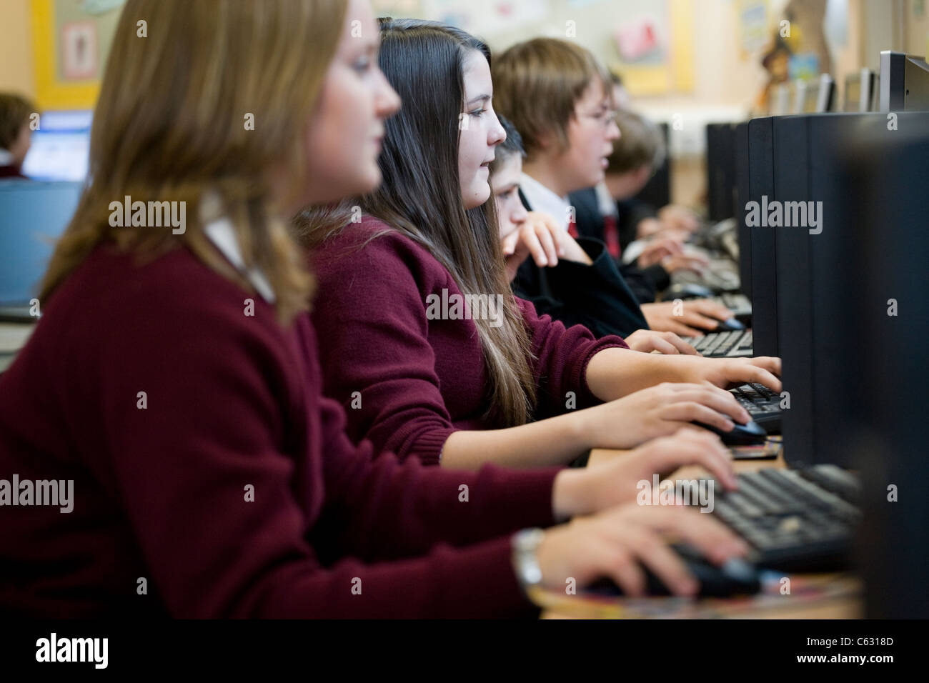 Schülerinnen und Schüler mit dem Computer in einer Sekundarschule in Großbritannien Stockfoto