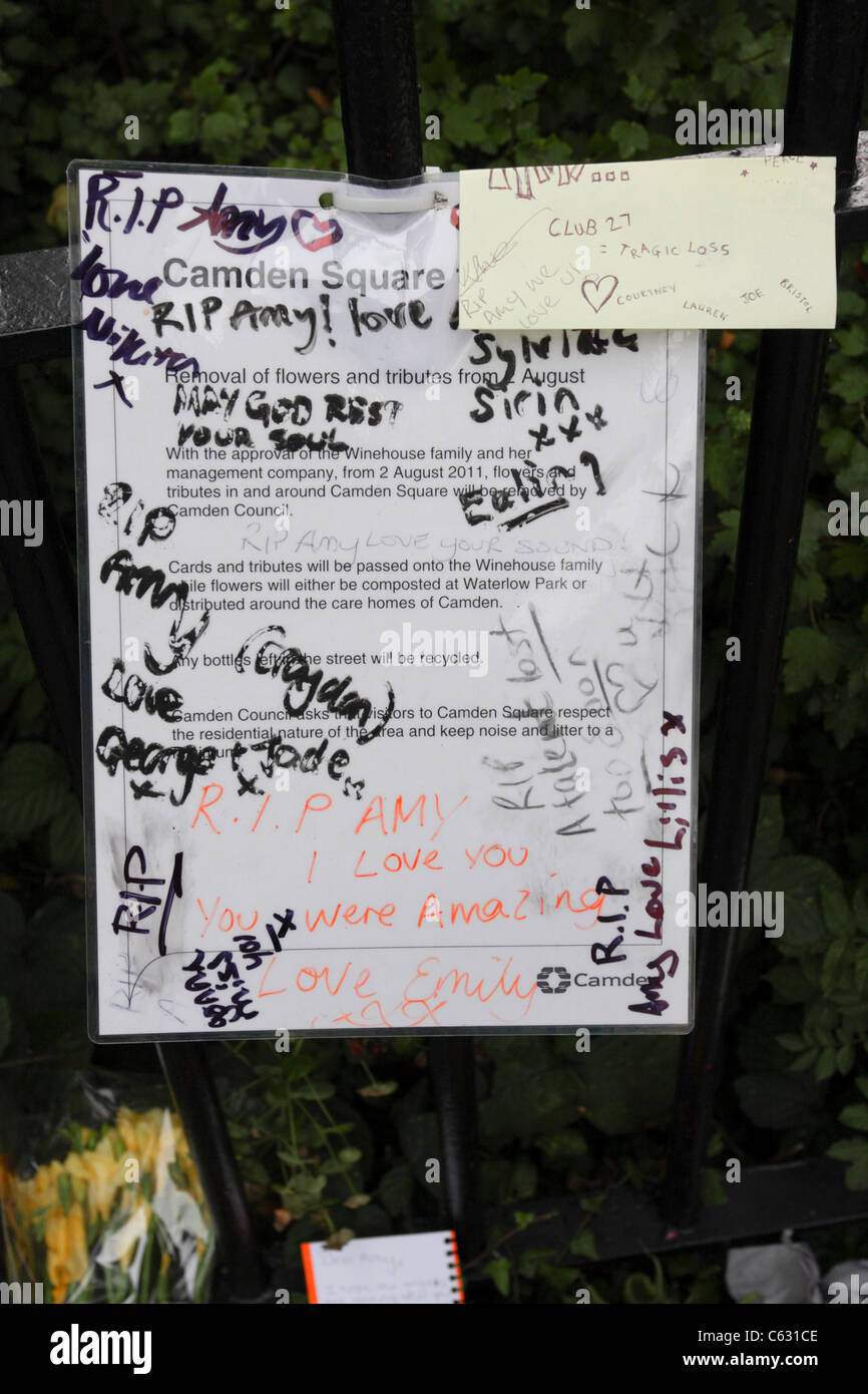 Eine der (17) Bilder im Zusammenhang mit den späten Amy Winehouse. Ehrungen und Beileid schmücken Bäume und Strasse Architektur außerhalb ihrer ehemaligen Heimat in Camden. Stockfoto