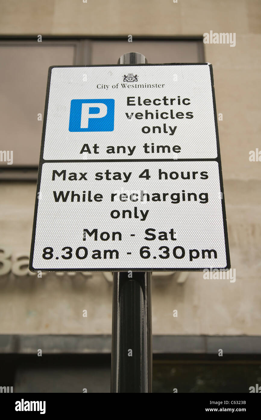 Zeichen für Elektrofahrzeuge Ladestation und Parken in London, UK Stockfoto