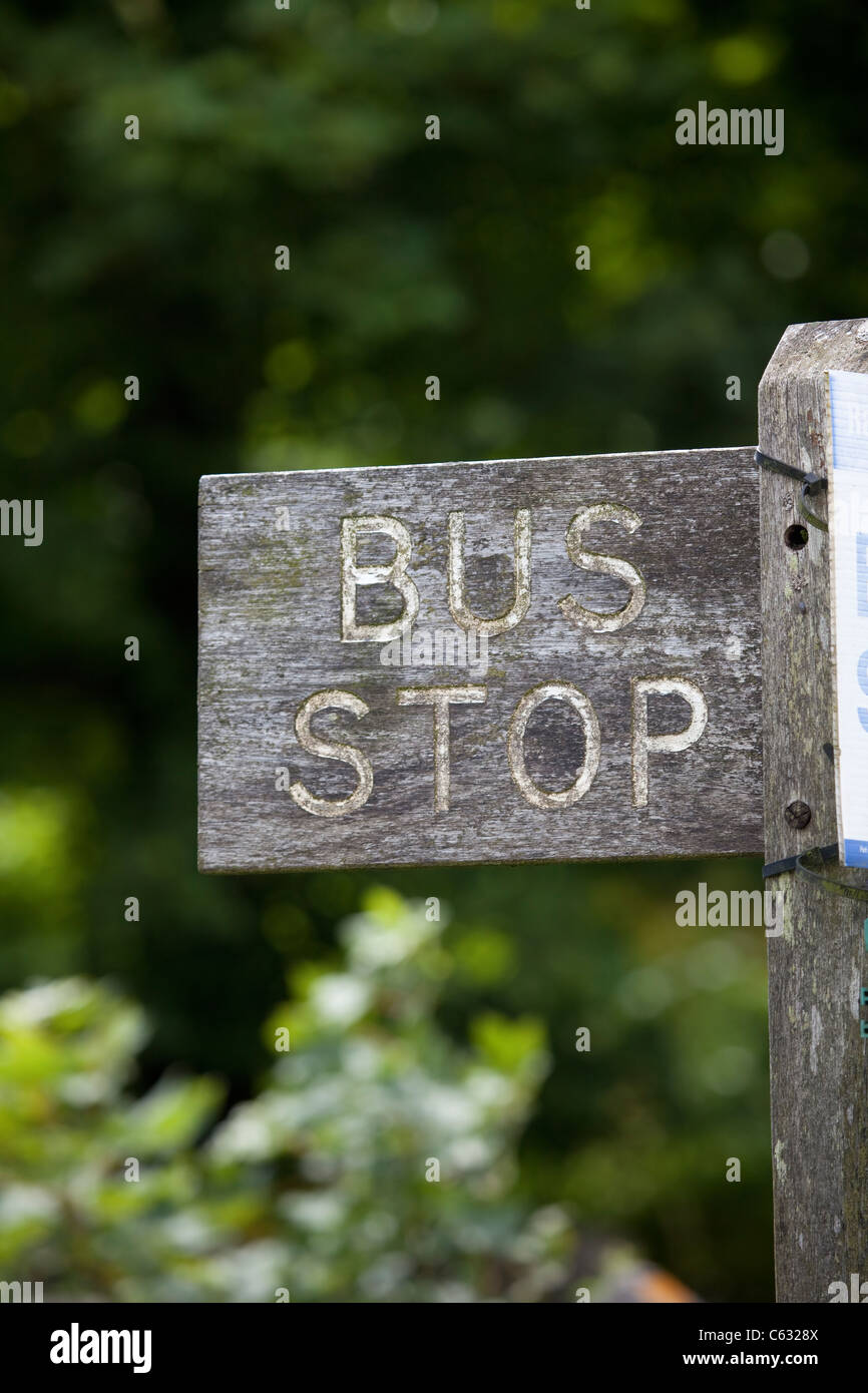 Alte hölzerne Bus Stop-Schild mit weißen Farbe verblassen Stockfoto