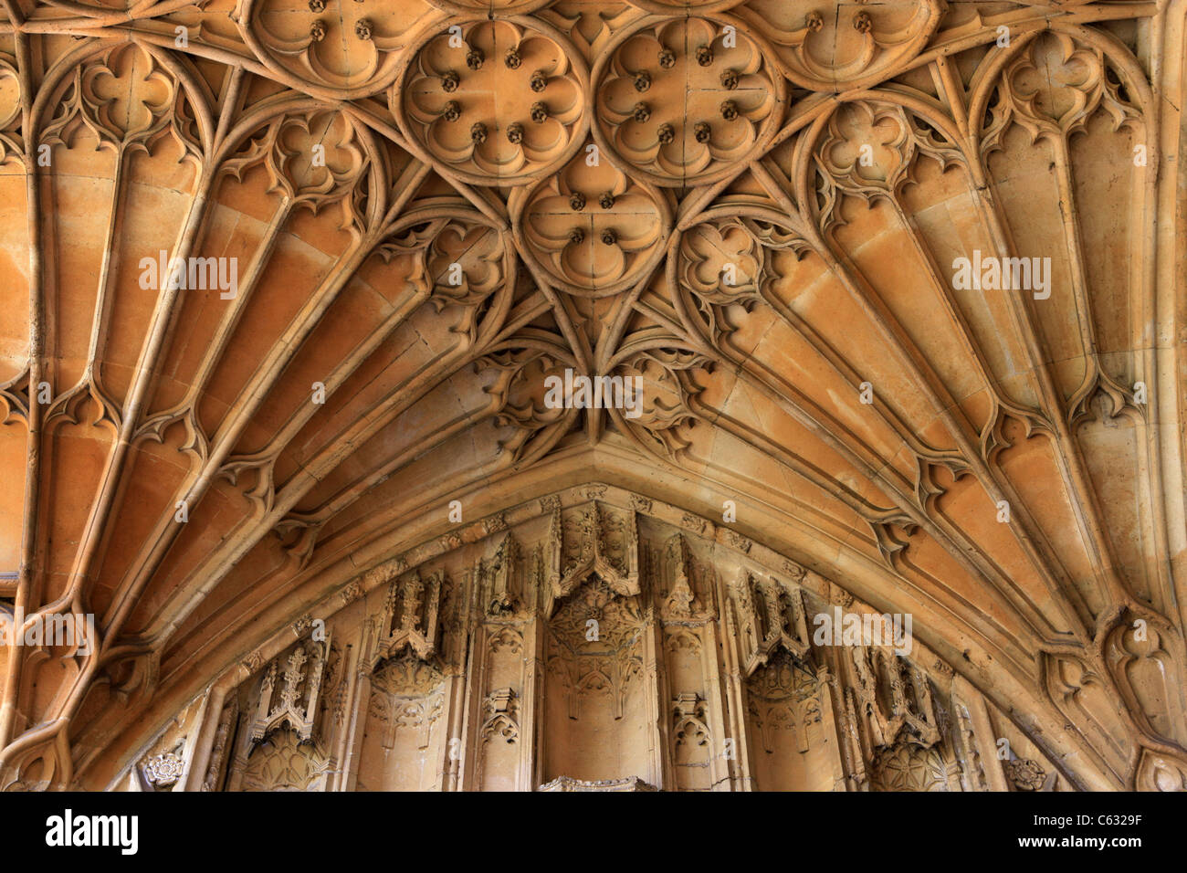 [Fan-gewölbte Decke] der Veranda [Tewkesbury Abbey], Tewkesbury, Gloucestershire, England Stockfoto