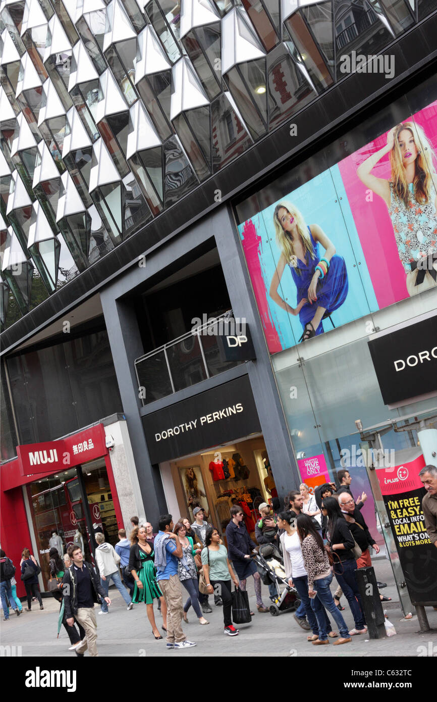 DOROTHY PERKINS, etablierten Womans Mode-Einzelhändler, der Oxford Street Filiale wird hier eine extreme abgewinkelten Aspekt betrachtet. Stockfoto